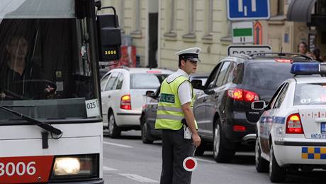 Poár pizzerie na ulici Úvoz v Brn - policista ídí dopravu