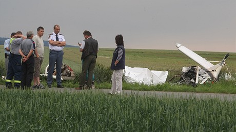 Letoun se zítil do pole asi 20 metr od ranveje.