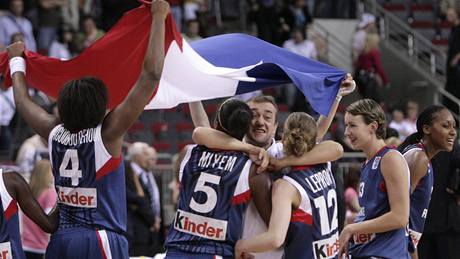 Basketbalistky Francie oslavují vítzství nad Ruskami ve finále ME