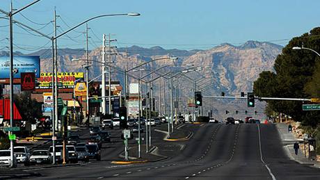 Turisté vyuívají Las Vegas i jako základnu pro cesty za okolní pírodou