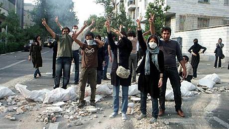 Demonstranti sehráli v Íránu jen roli komparzu, píe Milan Vodika.