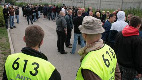 Piblin 150 extremist protestovalo v brnnských Bohunicích proti zadrení deseti neonacist pi policejní razii