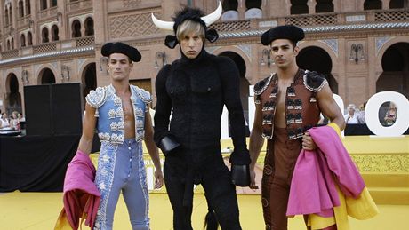 Britský komik Sacha Baron Cohen se ped premiérou filmu Brüno ve panlském Madridu pevtlil do býka.