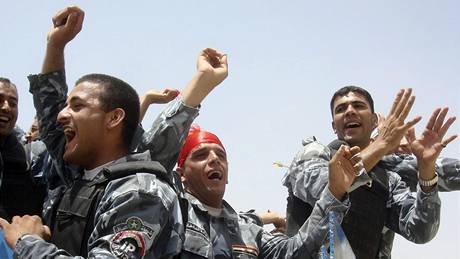 Irátí policisté slaví odchod Amerian. Bakuba, 65 kilometr od Bagdádu