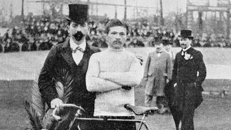 Maurice Garin (na snímku) vyhrál v roce 1903 první roník Tour de France. Ková Dargassies za ním zaostal o tvrnáct hodin.