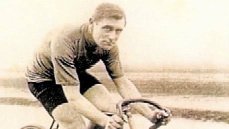 Eugéne Christophe, první cyklista, který jel na Tour de France ve lutém trikotu.
