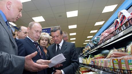 Vladimir Putin éfovi supermarketu vysvtluje, jak drahé párky jsou v jeho etzci