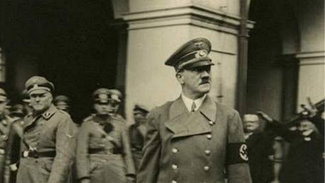 Hitler tráduje ke slavnostnímu pijetí na Nové radnici v Brn