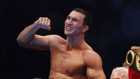 Ukrajinský boxer Vladimir Kliko se raduje z titulu profesionálního mistra svta v tké váze.