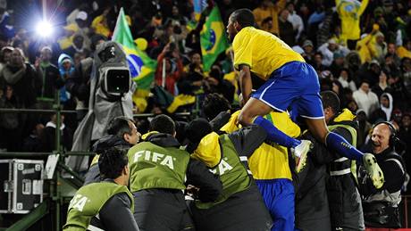 Braziltí fotbalisté se radují z vítzství ve finále Poháru FIFA