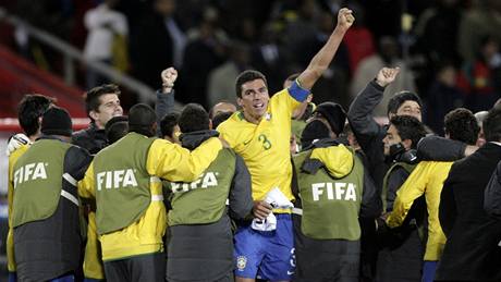 Braziltí fotbalisté se radují z vítzství ve finále Poháru FIFA. S íslem 3 kapitán Lucio