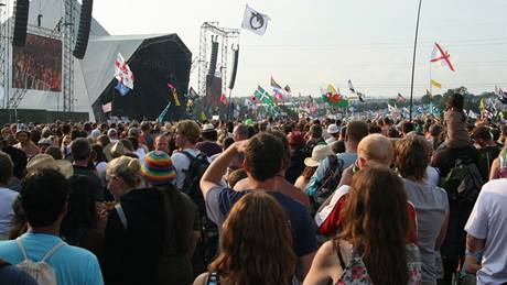 Typický výjev z festivau v Glastonbury.