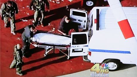 Tlo Michaela Jacksona nakládají zdravotníci v Los Angeles (26. ervna 2009)
