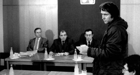 Petr Cibulka "fízlm" tváí v tvá. Tsn po pevratu, v prosinci 1989, probhlo na Krajské správ NB jednání zástupc OF s KS SNB.