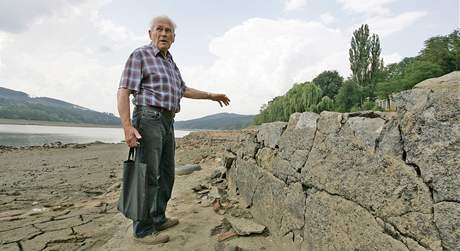 Josef Ondra míí k základm zatopené vesnice.