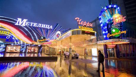 V centru Moskvy stále jet svítí nápis kasino.