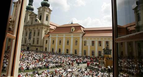 Asi 30 tisc lid se zastnilo me, kterou slouil kardinl Jozef Tomko ve Velehrad na Uherskohradisku v rmci Dn lidi dobr vle. (5.7.2009)