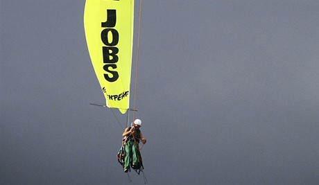 Aktivista Greenpeace instaluje transparent na elektrárnu v Marghee u Benátek.