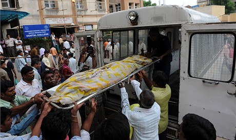Obyvatelé msta Ahmadabad odnáejí tlo jednoho z otrávených dlník.