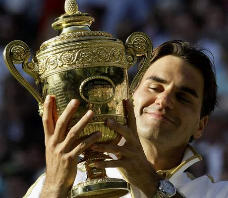 Roger Federer s trofej pro vtze Wimbledonu