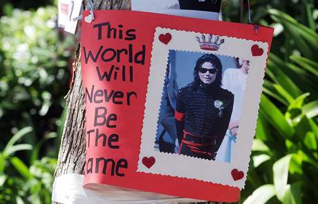 Ran Neverland se zasypaný kvtinami, fotografiemi a plakáty s podobiznami Michaela Jacksona