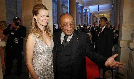 Hudebn producent Quincy Jones s eskou topmodelkou Helenou Houdovou na charitativn akci nadace Slunenice
