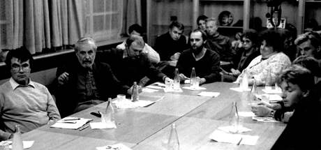 Po revoluci: Jií Machourek (druhý zleva) s brnnskými disidenty v prosinci 1989