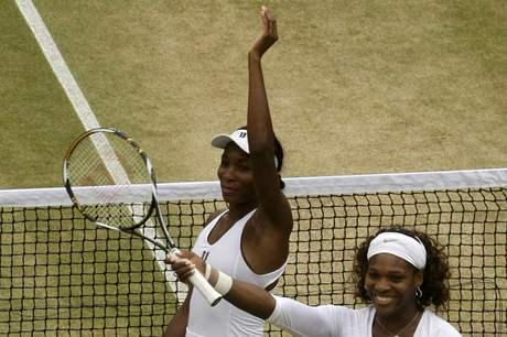 Serena (vpravo) a Venus Williamsovy.