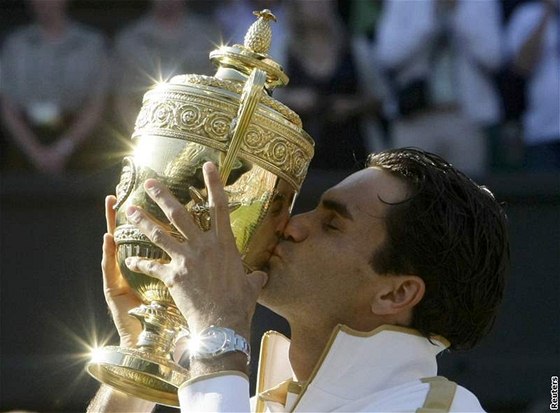 Roger Federer s trofejí pro vítze Wimbledonu. Doká se sedmého triumfu?