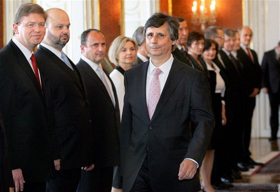 Premiér Jan Fischer se svojí vládou pi jmenování na Praském hrad (8. kvtna 2009)