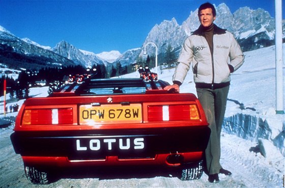 Roger Moore jako James Bond ve filmu Jen pro tvé oi.