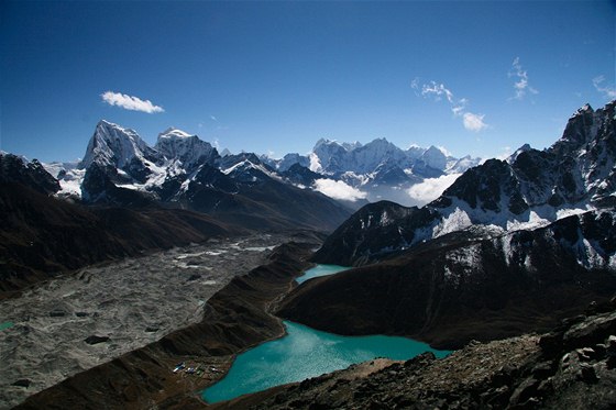 Pohled na jezera u Gokyo (5 360 m n.m.). Národní park Sagarmatha, Himaláje, Nepál