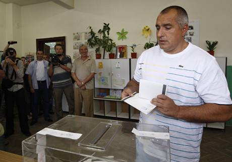 Sofijsk starosta a ldr opozice Bojko Borisov u volebn urny (5. ervence 2009).