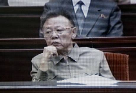 Kim ong-il na slavnostnm shromdn u pleitosti 15. vro mrt jeho otce Kim Ir-sena (8. ervence 2009)