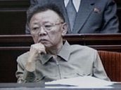 Kim ong-il na slavnostnm shromdn u pleitosti 15. vro mrt jeho otce Kim Ir-sena (8. ervence 2009)