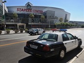 Policejn hldky ped losangelskou halou Staples Center