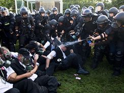 Pznivci zruen Maarsk gardy se v Budapeti stetli s polici. (4.7.2009)