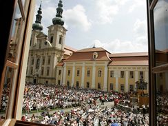 Asi 30 tisc lid se zastnilo me, kterou slouil kardinl Jozef Tomko ve Velehrad na Uherskohradisku v rmci Dn lidi dobr vle. (5.7.2009)