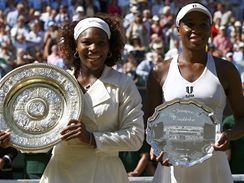 Sestry Serena (vlevo) a Venus Williamsovy po skonen finle Wimbledonu