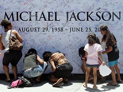 Fanouci Michaela Jacksona se podepisuj na vzpomnkovou ze
