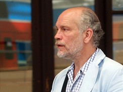 Herec John Malkovich pijel do Prahy pendolinem