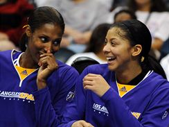 Hvzdy Los Angeles Sparks Lisa Leslieov (vlevo) a Candace Parkerov 