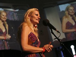 "Blondna" Iva Pazderkov vystoupila v pondl v poadu Na stojka.