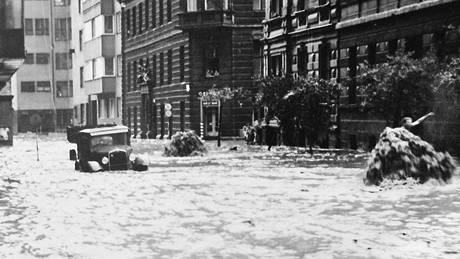 Ponávka v roce 1946 vytéká z kanál na brnnské ulici Píkop