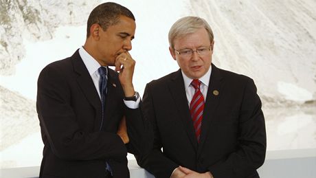 Barack Obama debatuje s australským premiérem Kevine Ruddem ped jednáním L´Aquile (9.7.2009) 