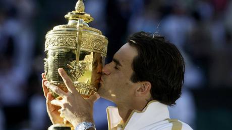 Roger Federer s trofejí pro vítze Wimbledonu
