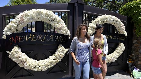 Fanouci se ped branami Neverlandu louí se zesnulým zpvákem Michaelem Jacksonem