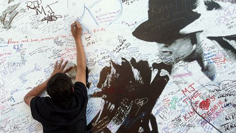 Fanouci Michaela Jacksona se podepisují na vzpomínkovou ze