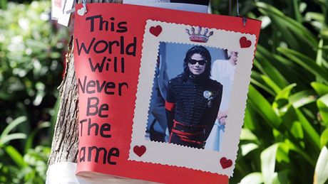 Ran Neverland se zasypaný kvtinami, fotografiemi a plakáty s podobiznami Michaela Jacksona