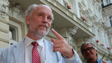 Herec John Malkovich u karlovarského Grandhotelu Pupp 